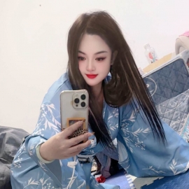 妹子尺度大特别是深喉，干的呕吐特别爽